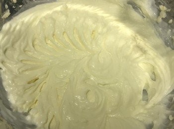 step2: 加入優格，這時質地會變得很滑順~~>\\\<