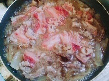 step5: 滾起牛肉汁，再落牛肉，記得要不斷整返開Ｄ牛肉，見牛肉冇哂粉紅色就可以滾多１５秒就熄火啦～