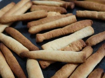 step4: 烤箱上下火190度烤20-30分鐘。烤完成的餅乾會膨脹一點點，口感較為硬脆。可以直接享用或進行以下加工的步驟。