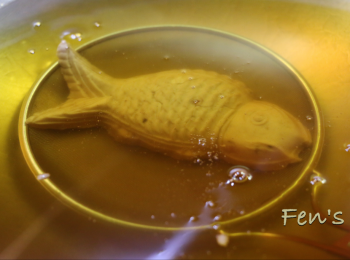 step8: 燒熱油，將芋頭魚放入，用大火先炸1分鐘不要翻動，然後轉中小火炸至金黃即可。