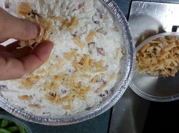 step17: 將所有料倒入蒸盤內,抹平,舖上瑤柱絲(用手輕輕按一按瑤柱絲,作用是蒸好後瑤柱絲不會容易甩掉出外)