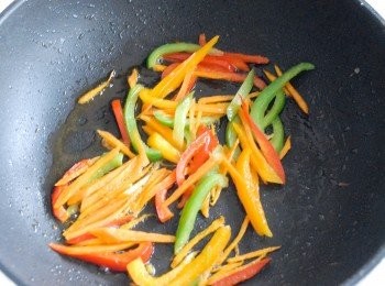 step3: 再下洋蔥和甜椒，炒兩分鐘至軟身