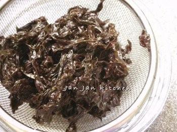 step2: 這個紫菜沒有沙的，很乾淨，可在街市買到，一餅餅的，價錢很便宜。每次只需採一小撮乾紫菜浸一下水就會立即變軟，目的只是除塵，不要久浸，軟身立即可放入上湯裡煮。用不完的放入密氣袋保存，以免受潮而變質。以下這麼少已足夠4-5人用。
