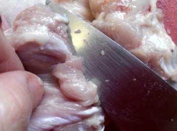 step1: 作法：
雞腿冼淨去骨瀝乾抹上少許米酒備用。