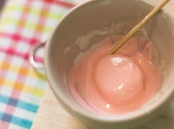 step8: 朱古力包綿花糖做法：放入已剪開之綿花糖，整顆沾上朱古力