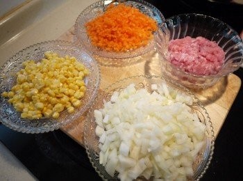 step4: 將紅蘿蔔、洋蔥切細末備用