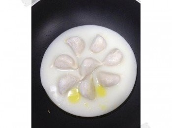 step4: 接著聽到鍋子有滋滋的聲音時倒入麵粉水~~ (倒之前在把麵粉水給攪拌一下..怕有沉澱!!) 麵粉水至少要淹蓋住水餃的一半喔:) 把鍋蓋蓋上煮到麵粉水都蒸發掉就完成啦!!