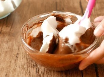 step10: 把1/3蛋白加入蛋黃糊中，以切拌法拌至8成混合。（切拌法:用膠刮刀在中間垂直切到底，膠刮刀貼著碗邊翻到表面。）