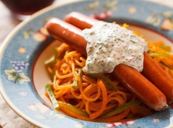 step5: 盛盤後將德式香腸與佐料一起放在義大利麵上就完成了。