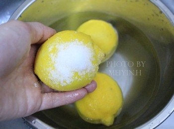 step2: 檸檬用鹽反復搓洗外皮，作用去蠟，然後用廚房紙拭乾表面。
