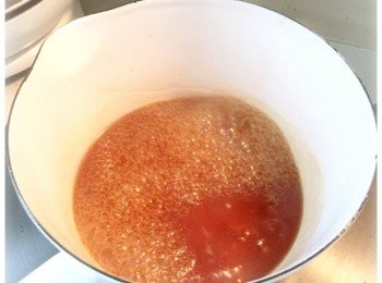 step5: 用另一小鍋，加入醬油、味醂、砂糖、粟粉和清水，煮滾至厚身，熄火。淋上団子上，便完成。