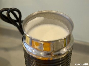 step10: 200ml牛奶倒入奶泡機打出奶泡