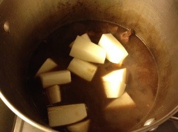 step6: 第3次開火煮滾後加入蘿白, 轉小火半小時, 再熄火焗15分鐘