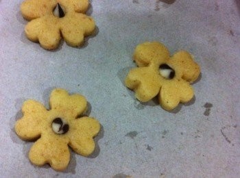 step5: 烘培鐵板加張烘培紙，開始蓋出自己喜歡的造型。。也可以加入個人喜歡的巧克力粒或造型糖片都可以。