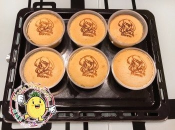 step6: 把蛋糕杯放在已盛有暖水的烤盤中，放入已預熱焗爐中下層以上火190下火150焗15分鐘、轉上下火150度焗35分鐘、移至高層並把上火調至180度焗6-10分鐘至蛋糕面金黃即可取出放涼脱模，倒扣在碟上即可享用。