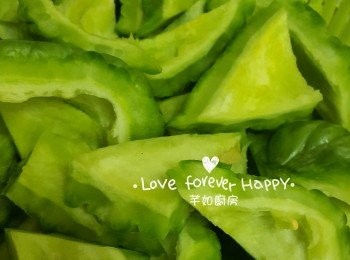 step2: 涼瓜去囊後用海鹽塗在瓜上, 再用清水洗淨後切件