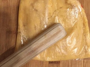 step6: 鷹嘴豆放入保鮮袋，紮實袋口，拿擀麵棍擀壓成豆蓉，