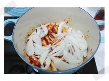 step4: 接著放洋蔥繼續炒~~並倒入蜂蜜一起炒!!