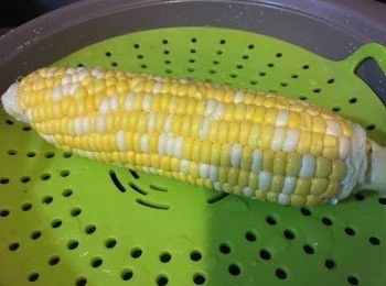 step2: 把粟米洗淨後放入鑊，以大火隔水蒸約8-10分鐘，之後切出粟米粒