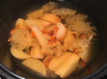 step2: 將所有材料放進鍋內、加6碗水慢火煲1個鐘、加冰糖調味即可。