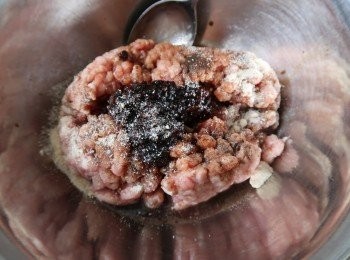step2: 瘦肉用豉油，胡椒粉，醬油麴，梅汁，痳油，生粉及雞粉