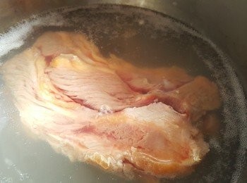 step1: 燒熱一鍋水，將牛筋腩<span class="group_4">汆水</span>，備用。