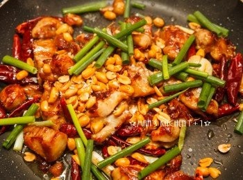 step5: 最後起鍋前再加入蔥綠、麻辣花生和適量的鹽與糖調味即可。