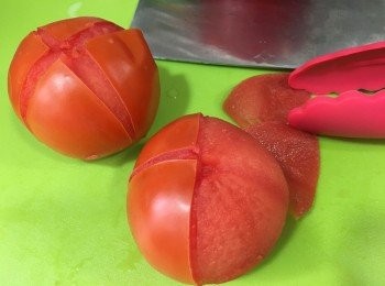 step4: 將蕃茄取出, 用手撕開皮, 再去籽切粒備用