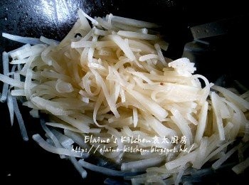 step8: 再加入蝦米水拌勻不斷炒至蘿蔔成透明狀熟透