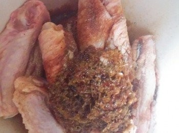 step1: <a href="https://bit.ly/3zHU5V3" target="_blank" data-keyword="雞翼" class="guide-link"><strong>雞翼</strong></a> <span style="display:inline-block;vertical-align:middle;margin-top:-3px;color:initial;border-radius:3px;padding:2px 3px;font-size:12px;line-height:14px;background:#87d300;color:#fff;">即買</span> 解凍洗淨後，用廚房紙抺乾水分，用刀在背面一刀。