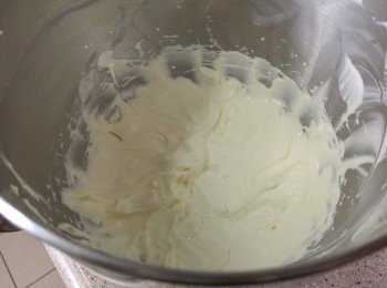 step2: -淡忌廉打至起紋（7分起）， 放雪櫃備用;  魚膠粉加水攪勻， 隔熱水座溶備用。