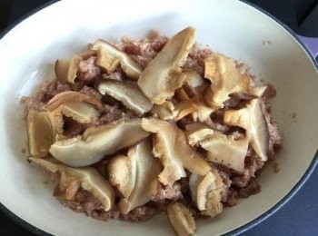 step3: 將冬菇片放在肉餅上鋪勻。