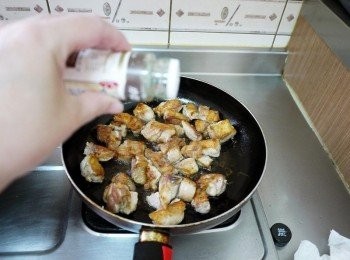 step3: 翻面後在撒上少許的鹽(我是用調味料的空罐來裝鹽，這樣灑鹽比較平均)等肉的部分煎至9分熟後，進烤箱烤5~8分鐘，再撒上少許的鹽提味~即可上桌