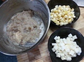 step5: 預備好粟米粒(可以用新鮮粟米或罐頭粟米粒),沙葛去皮洗淨切粒,將粟米粒及沙葛粒加入蝦膠中拌勻