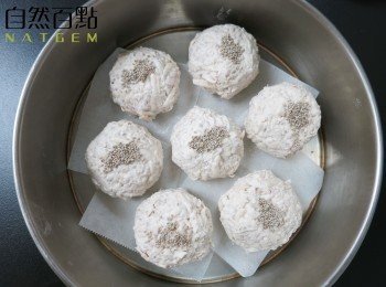 step8: 蒸鍋預熱，放入後舖盤好的芋頭籤丸，蒸煮25至30分鐘