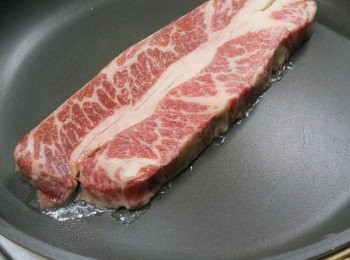 step2: 鍋底不需油.直接煎