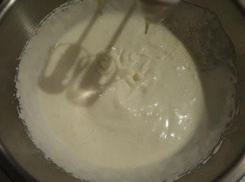 step5: 打發200g鮮奶油成濕性發泡時，先取出100g鮮奶油放入另一個盆中。 濕性發泡：鮮奶油變為濃稠狀，但還是富有流行，攪拌棒拾起時，鮮奶油還是會順滑滴落（如圖），質地似義大利麵的白醬。