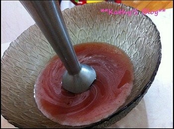 step8: 倒入玻璃器皿之後用手提打蛋器打约三分鐘~