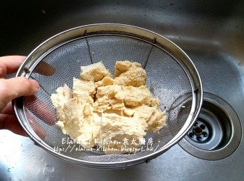 step9: 期間將冰豆腐用手弄散 , 用水沖洗及瀝乾