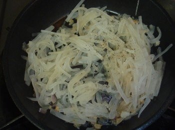 step3: 續放入步驟1,鹽及胡椒粉拌勻,蓋鍋蓋燜煮至蘿蔔變透明.
