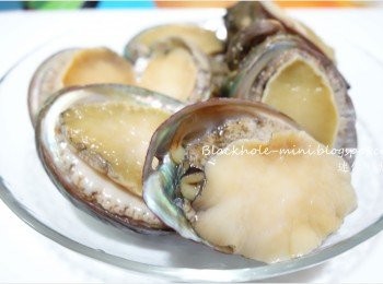 step1: 先用刷把鮑魚的邊刷乾淨，然後加入薑片和蔥段煮鮑魚，煮約3-4分鐘，視乎鮑魚的大小。