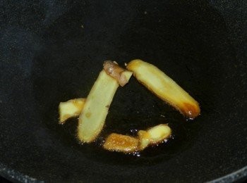 step1: 麻油熱鍋，下薑片爆香