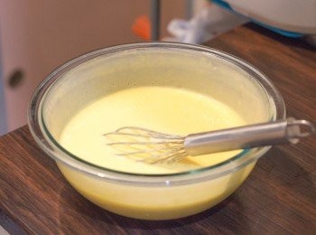 step5: 之後分三次篩入步驟 2 混合的乾粉，每加入一次用手動打蛋器拌至大部份乾粉消失再加入第二次乾份，最後拌勻至沒有乾粉