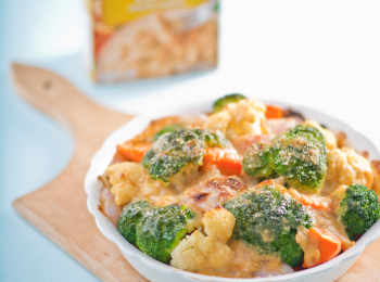 step2: 將(1)放入焗盤並加入洋蔥，淋上忌廉咖喱意粉醬，再灑上芝士粉。