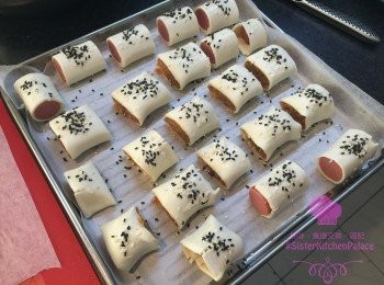 step6: 係焗盤上放上牛油紙，將肉卷切成細塊，
    係酥皮而掃上少許牛奶或蛋液，灑上芝麻