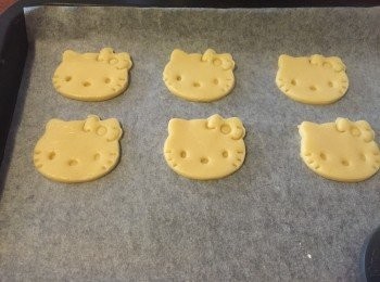 step6: 印上卡通模 (卡通模太痴的話可灑上麵粉), 預熱180度