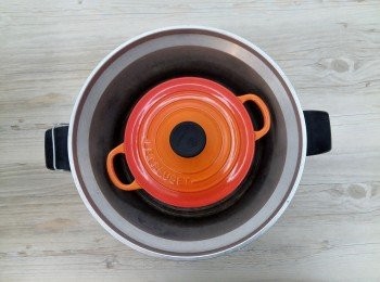 step4: 蓋上鍋蓋(內鍋及電鍋),按下開關蒸煮...煮至跳起。蒸煮時間約25分鐘左右。