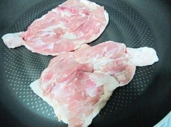 step3: 平底鍋入去骨雞腿排(皮面朝下)將雞油自然煎出，
翻面再煎一下不須到熟先取出，放涼後切適口大小備用。