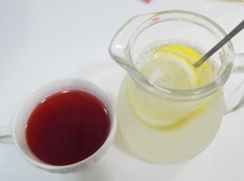 step5: 將檸檬水倒入茶壺內，接著倒入適量<span class="group_2">草莓糖漿</span>攪拌均勻即完成。