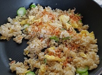 step4: 將薑米倒進鑊內， 炒香以至水份揮散後、 加入菜心莖/或芥蘭莖， 繼續放入放涼好的白飯兜炒、 跟手加入雞蛋、適量鹽 、及紹興酒， 最後加入烘香的櫻花蝦在面層， 再炒多幾吓最尾加入蔥花便可上碟